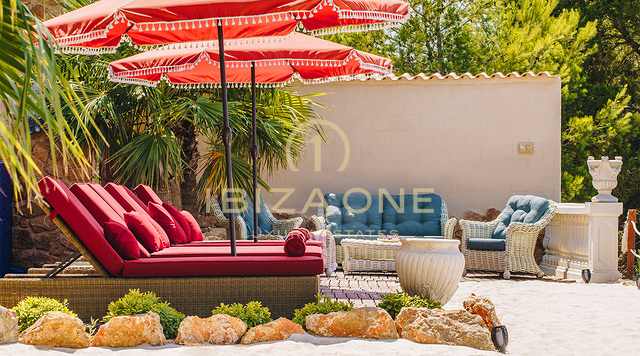 Uitzonderlijke Frans-Italiaanse luxe villa met 180° uitzicht op de zonsondergang en de zee te huur op Ibiza