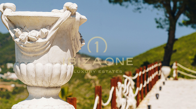 Excepcional villa de lujo franco-italiana con vistas panorámicas al mar y a la puesta de sol de 180° en alquiler en Ibiza.