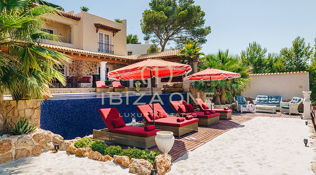 Villa franco-italienne de luxe exceptionnelle à louer à Ibiza, offrant une vue panoramique à 180° sur le coucher de soleil et la mer.