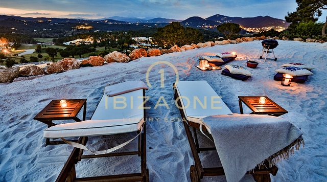 Villa franco-italienne de luxe exceptionnelle à louer à Ibiza, offrant une vue panoramique à 180° sur le coucher de soleil et la mer.