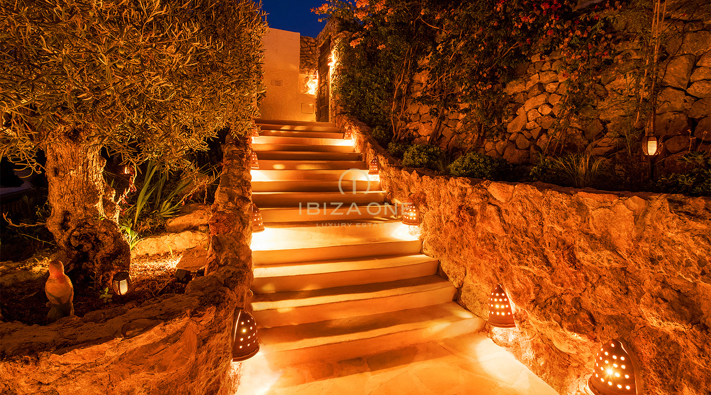 Uitzonderlijke Frans-Italiaanse luxe villa met 180° uitzicht op de zonsondergang en de zee te huur op Ibiza