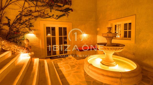 فيلا جميلة على الطراز المعماري الفرنسي الإيطالي مع منطقة غروب شمس خلابة للإيجار في إيبيزا