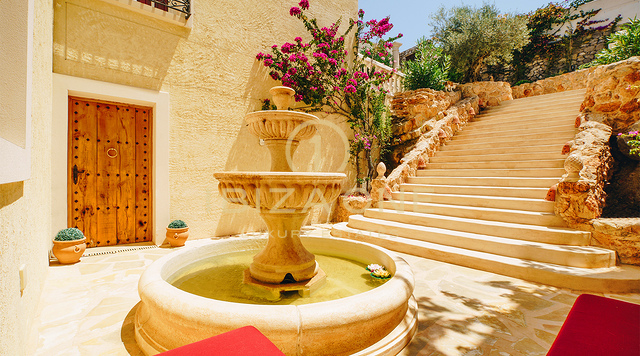 Villa franco-italienne de luxe exceptionnelle à louer à Ibiza, offrant une vue panoramique à 180° sur le coucher de soleil et la mer.
