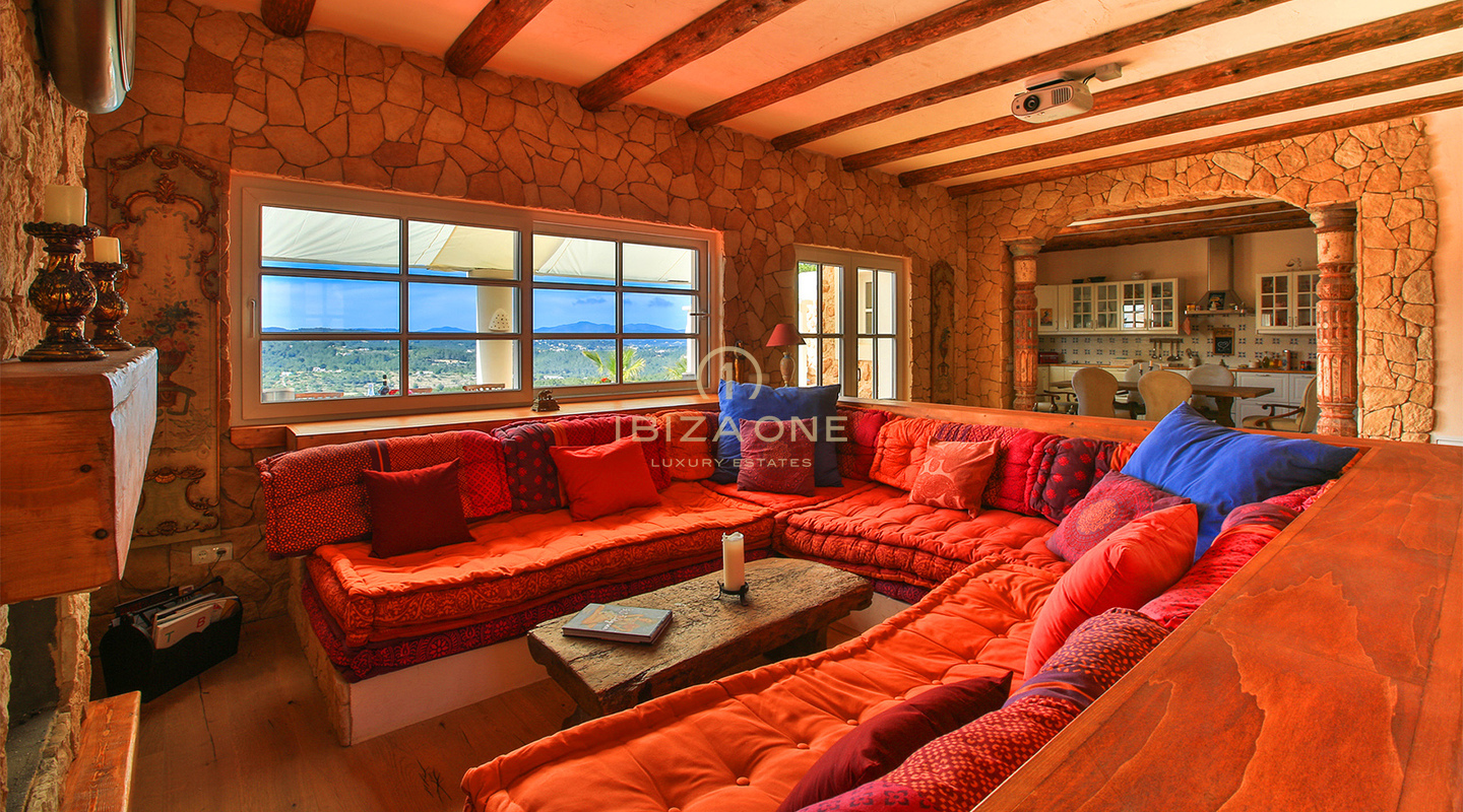 Splendida villa in stile architettonico franco-italiano con vista mozzafiato sul tramonto, disponibile in affitto a Ibiza.