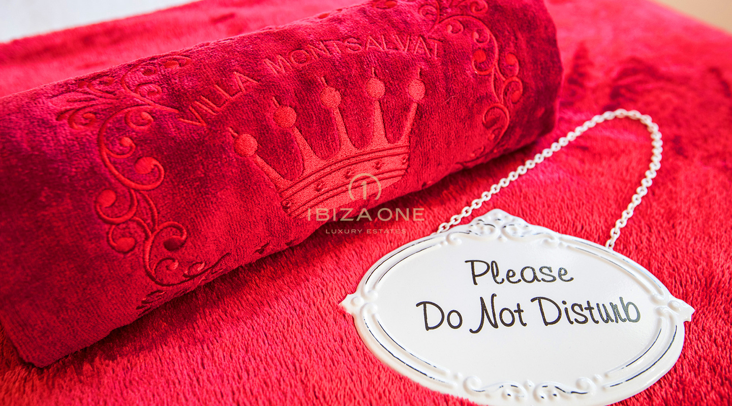 Excepcional villa de lujo franco-italiana con vistas panorámicas al mar y a la puesta de sol de 180° en alquiler en Ibiza.