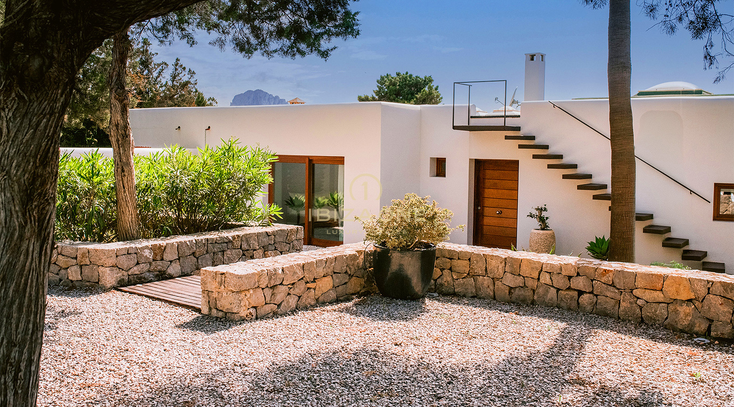 Außergewöhnliche Luxusvilla mit Blick auf das ikonische Es Vedrà und das Meer in Cala Carbó, Ibiza zu verkaufen