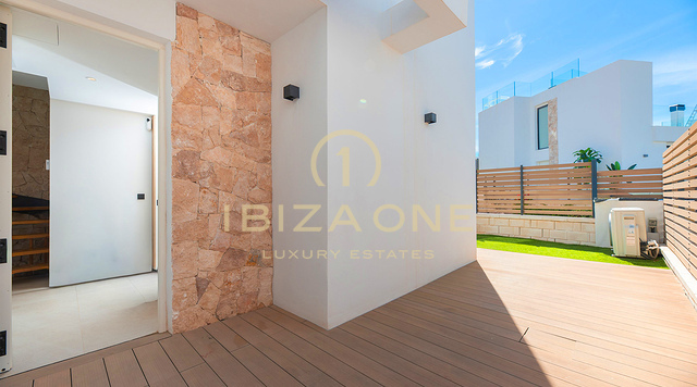 Villa de lujo con piscina privada, terraza en la azotea y vistas al mar en venta en Ibiza.