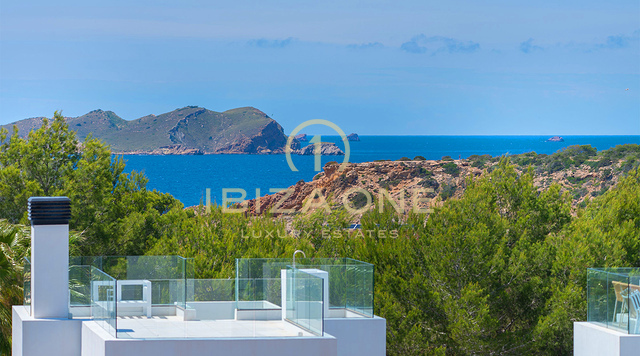 Villa di lusso in vendita a Ibiza con piscina privata, terrazza sul tetto e vista mare.