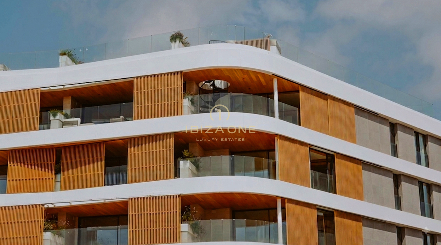 Apartamentos de superlujo en primera línea de mar con vistas panorámicas de 180° junto al puerto deportivo de Santa Eulalia en venta, Ibiza - precios desde 1,56 millones de euros hasta 2,4 millones de euros.