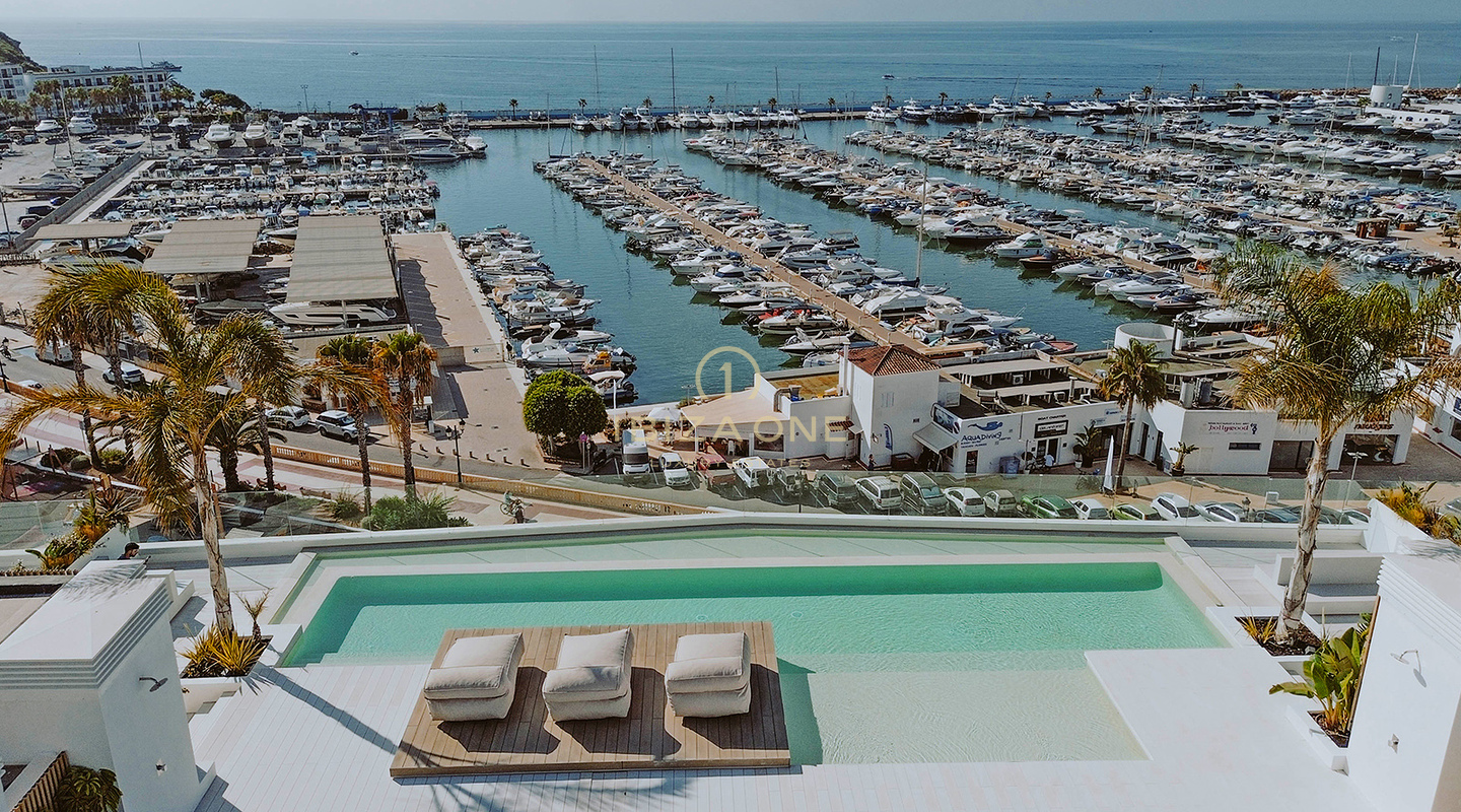 Apartamentos de superlujo en primera línea de mar con vistas panorámicas de 180° junto al puerto deportivo de Santa Eulalia en venta, Ibiza - precios desde 1,56 millones de euros hasta 2,4 millones de euros.