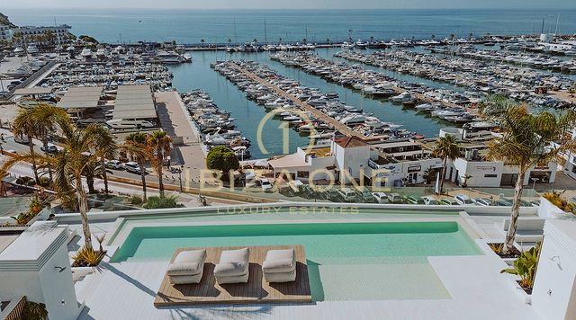 Appartements de luxe en première ligne avec vue imprenable sur la mer à 180° à proximité du port de plaisance de Santa Eulalia, à Ibiza - prix allant de 1,56 million d'euros à 2,4 millions d'euros