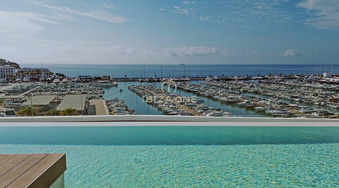 Superluxe appartementen direct aan het water met 180° uitzicht op zee, naast de jachthaven van Santa Eulalia, te koop op Ibiza - prijzen variëren van € 1,56 miljoen tot € 2,4 miljoen.