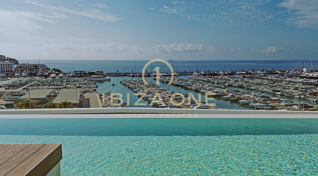 Apartamentos de superlujo en primera línea de mar con vistas panorámicas de 180° junto al puerto deportivo de Santa Eulalia en venta, Ibiza - precios desde 1,56 millones de euros hasta 2,4 millones de euros.