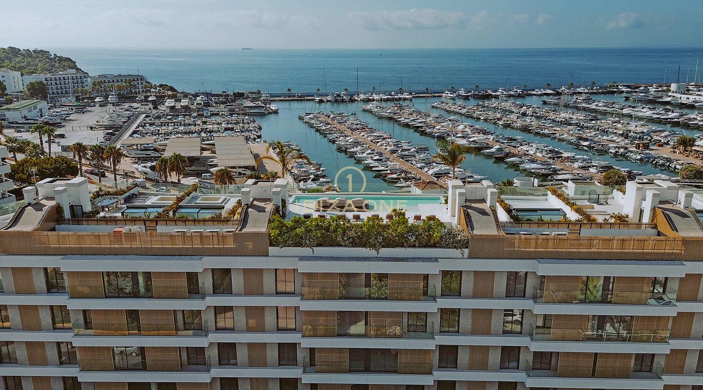 Apartamentos de superlujo en primera línea de mar con vistas panorámicas de 180° junto al puerto deportivo de Santa Eulalia en venta, Ibiza - precios desde 1,56 millones de euros hasta 2,4 millones de euros.