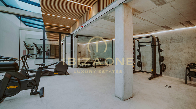 Apartamentos de superlujo en primera línea de mar con vistas panorámicas de 180° junto al puerto deportivo de Santa Eulalia en venta, Ibiza - precios desde 1,56 millones de euros hasta 2,4 millones de euros.