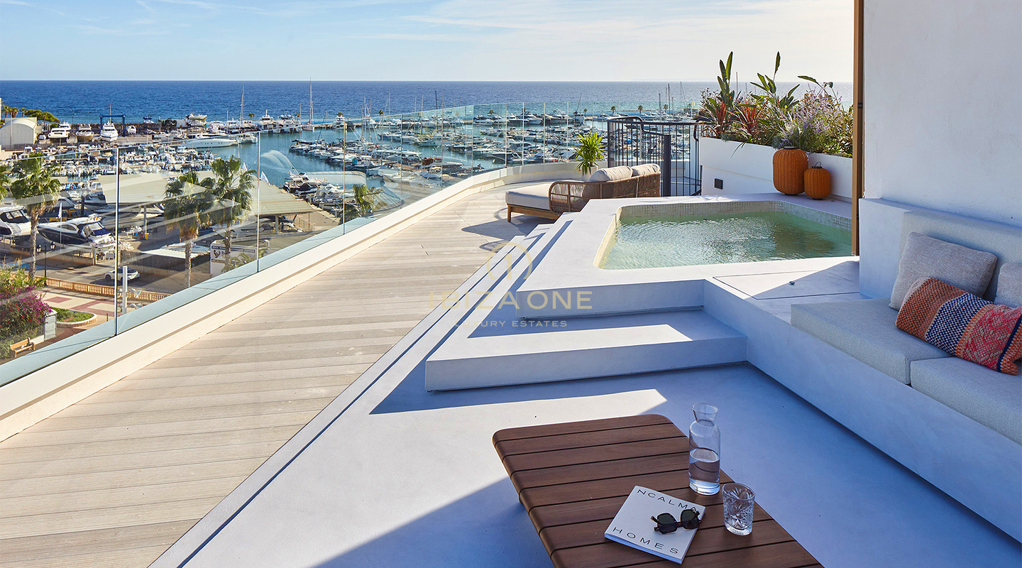 Apartamentos de superlujo en primera línea de mar con vistas panorámicas de 180° junto al puerto deportivo de Santa Eulalia en venta, Ibiza - precios desde 1,56 millones de euros hasta 2,4 millones de euros.