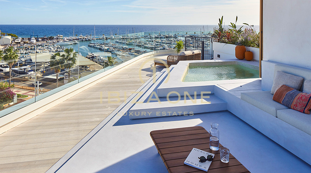 Apartamentos de superlujo en primera línea de mar con vistas panorámicas de 180° junto al puerto deportivo de Santa Eulalia en venta, Ibiza - precios desde 1,56 millones de euros hasta 2,4 millones de euros.