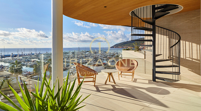 Apartamentos de superlujo en primera línea de mar con vistas panorámicas de 180° junto al puerto deportivo de Santa Eulalia en venta, Ibiza - precios desde 1,56 millones de euros hasta 2,4 millones de euros.