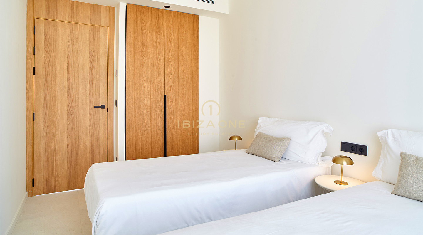 Apartamentos de superlujo en primera línea de mar con vistas panorámicas de 180° junto al puerto deportivo de Santa Eulalia en venta, Ibiza - precios desde 1,56 millones de euros hasta 2,4 millones de euros.