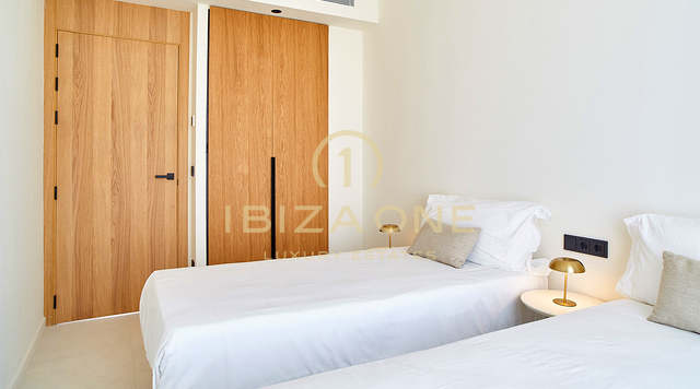 Apartamentos de superlujo en primera línea de mar con vistas panorámicas de 180° junto al puerto deportivo de Santa Eulalia en venta, Ibiza - precios desde 1,56 millones de euros hasta 2,4 millones de euros.