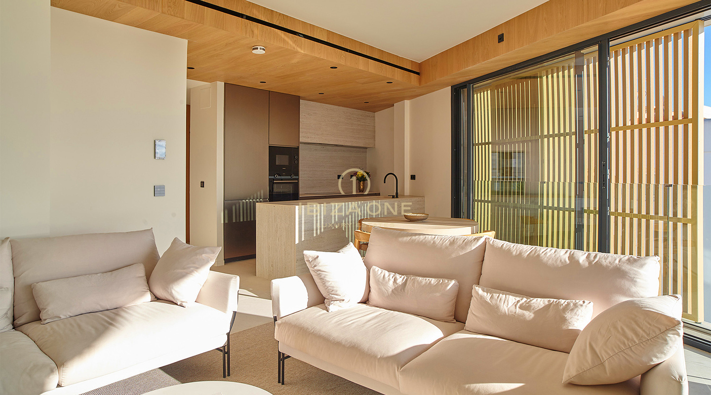 Apartamentos de superlujo en primera línea de mar con vistas panorámicas de 180° junto al puerto deportivo de Santa Eulalia en venta, Ibiza - precios desde 1,56 millones de euros hasta 2,4 millones de euros.