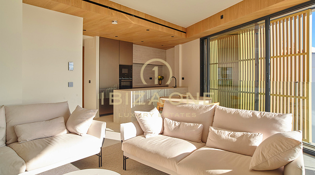 Apartamentos de superlujo en primera línea de mar con vistas panorámicas de 180° junto al puerto deportivo de Santa Eulalia en venta, Ibiza - precios desde 1,56 millones de euros hasta 2,4 millones de euros.
