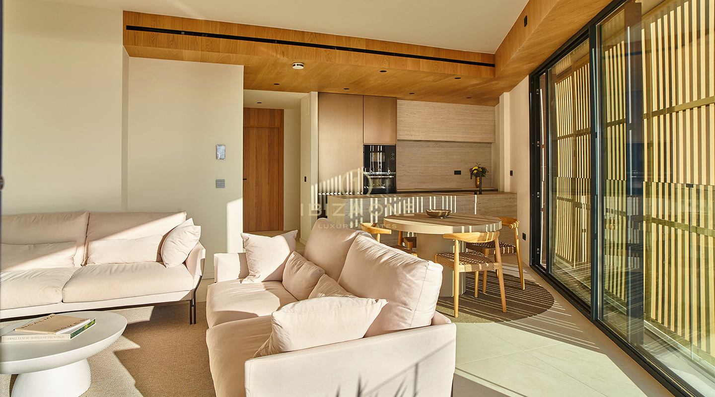 Appartamenti di lusso in prima linea sul lungomare con vista mare a 180° vicino al porto turistico di Santa Eulalia in vendita a Ibiza - prezzi da 1,56 milioni di euro a 2,4 milioni di euro.