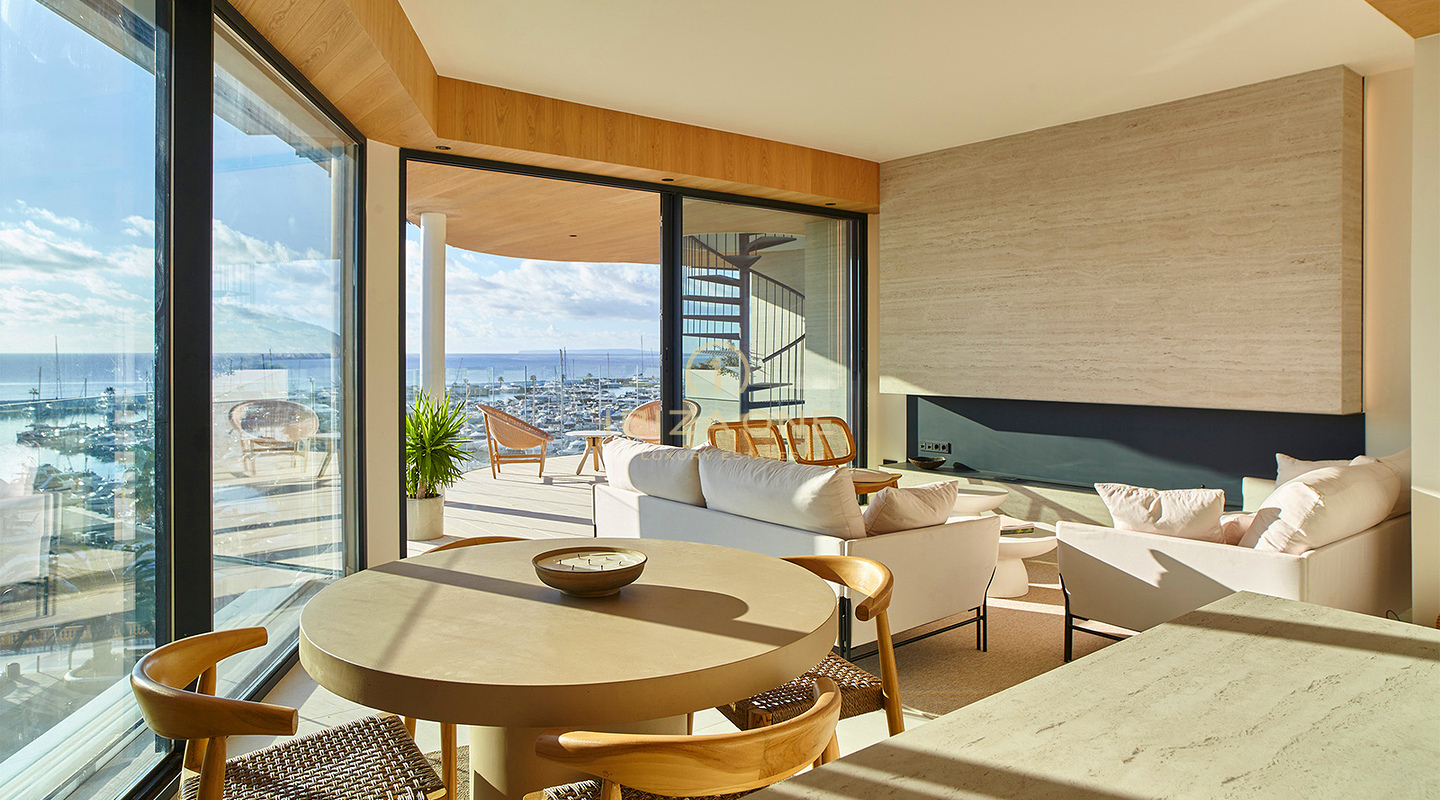 Apartamentos de superlujo en primera línea de mar con vistas panorámicas de 180° junto al puerto deportivo de Santa Eulalia en venta, Ibiza - precios desde 1,56 millones de euros hasta 2,4 millones de euros.