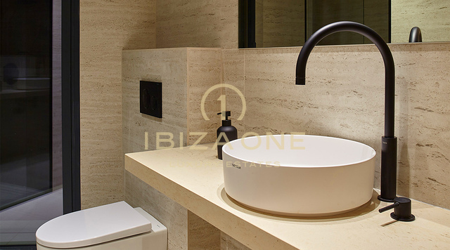 Superluxe appartementen direct aan het water met 180° uitzicht op zee, naast de jachthaven van Santa Eulalia, te koop op Ibiza - prijzen variëren van € 1,56 miljoen tot € 2,4 miljoen.
