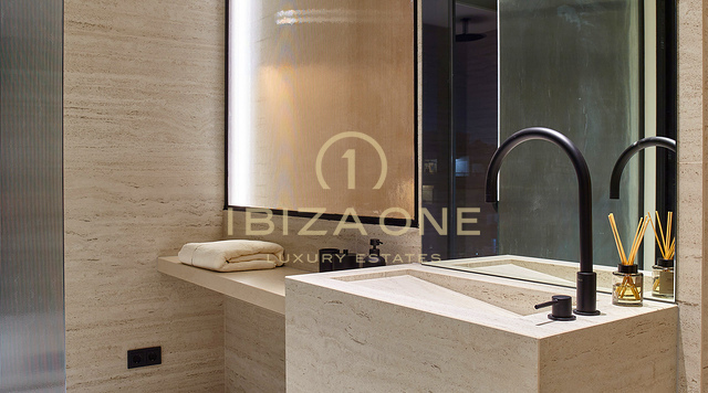 Superluxe appartementen direct aan het water met 180° uitzicht op zee, naast de jachthaven van Santa Eulalia, te koop op Ibiza - prijzen variëren van € 1,56 miljoen tot € 2,4 miljoen.