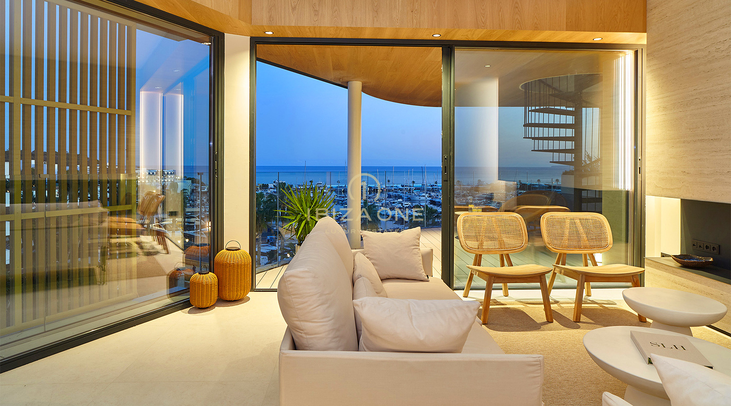 Appartamenti di lusso in prima linea sul lungomare con vista mare a 180° vicino al porto turistico di Santa Eulalia in vendita a Ibiza - prezzi da 1,56 milioni di euro a 2,4 milioni di euro.