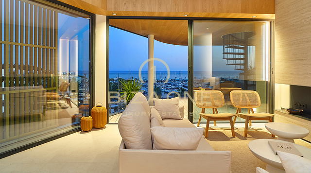 Apartamentos de superlujo en primera línea de mar con vistas panorámicas de 180° junto al puerto deportivo de Santa Eulalia en venta, Ibiza - precios desde 1,56 millones de euros hasta 2,4 millones de euros.
