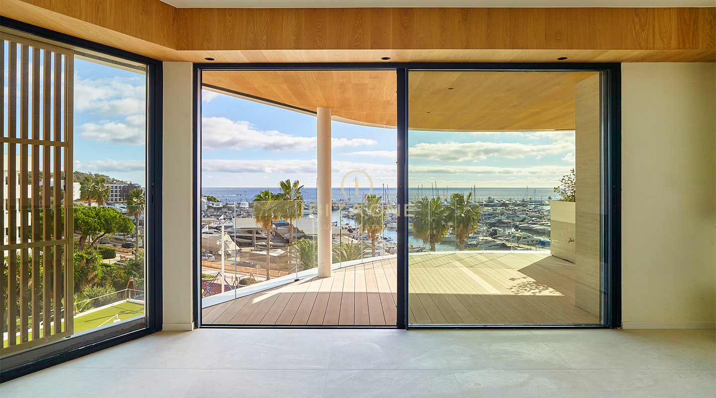 Superluxe appartementen direct aan het water met 180° uitzicht op zee, naast de jachthaven van Santa Eulalia, te koop op Ibiza - prijzen variëren van € 1,56 miljoen tot € 2,4 miljoen.