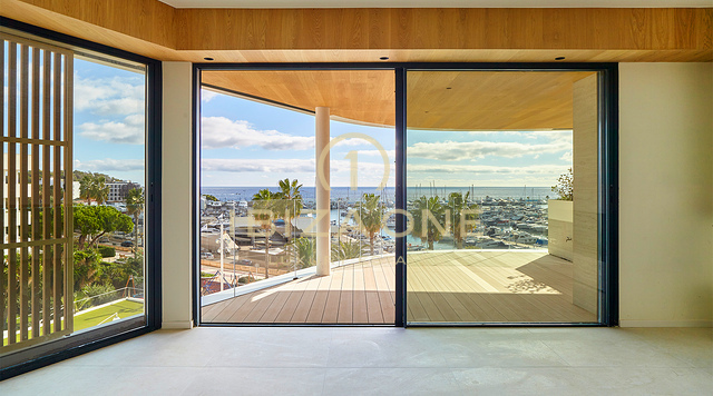 Apartamentos de superlujo en primera línea de mar con vistas panorámicas de 180° junto al puerto deportivo de Santa Eulalia en venta, Ibiza - precios desde 1,56 millones de euros hasta 2,4 millones de euros.