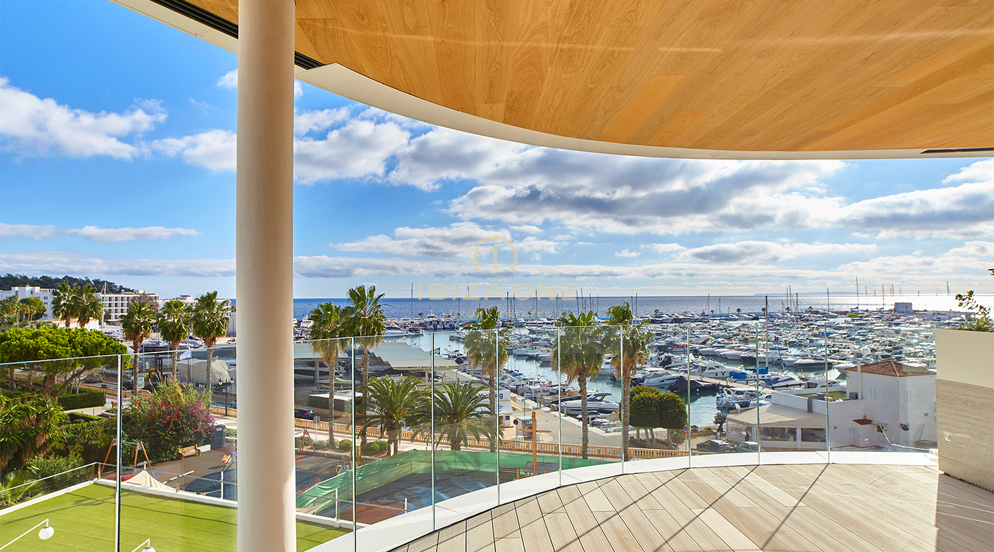 Appartamenti di lusso in prima linea sul lungomare con vista mare a 180° vicino al porto turistico di Santa Eulalia in vendita a Ibiza - prezzi da 1,56 milioni di euro a 2,4 milioni di euro.