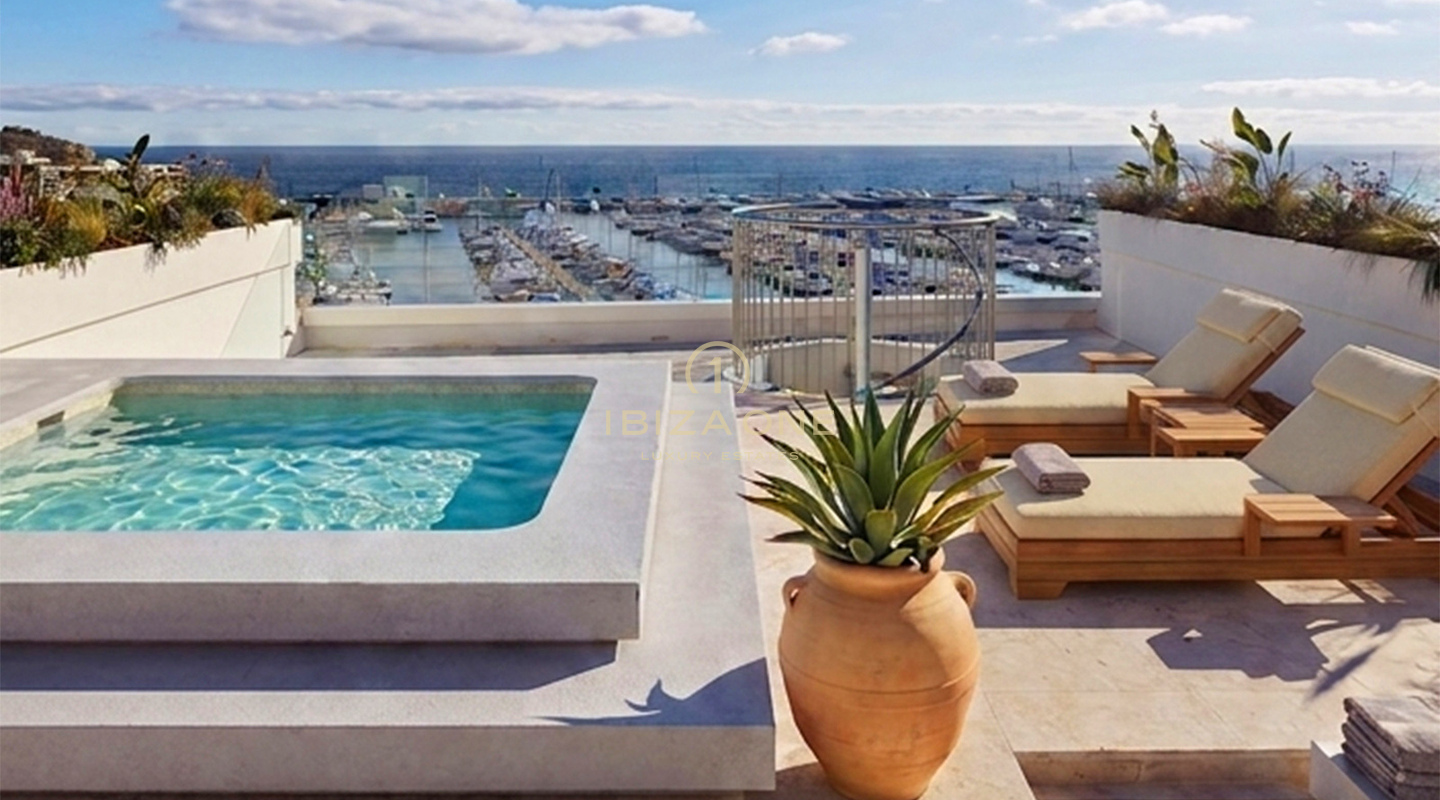 Apartamentos de superlujo en primera línea de mar con vistas panorámicas de 180° junto al puerto deportivo de Santa Eulalia en venta, Ibiza - precios desde 1,56 millones de euros hasta 2,4 millones de euros.