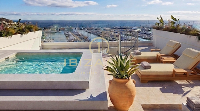 Apartamentos de superlujo en primera línea de mar con vistas panorámicas de 180° junto al puerto deportivo de Santa Eulalia en venta, Ibiza - precios desde 1,56 millones de euros hasta 2,4 millones de euros.