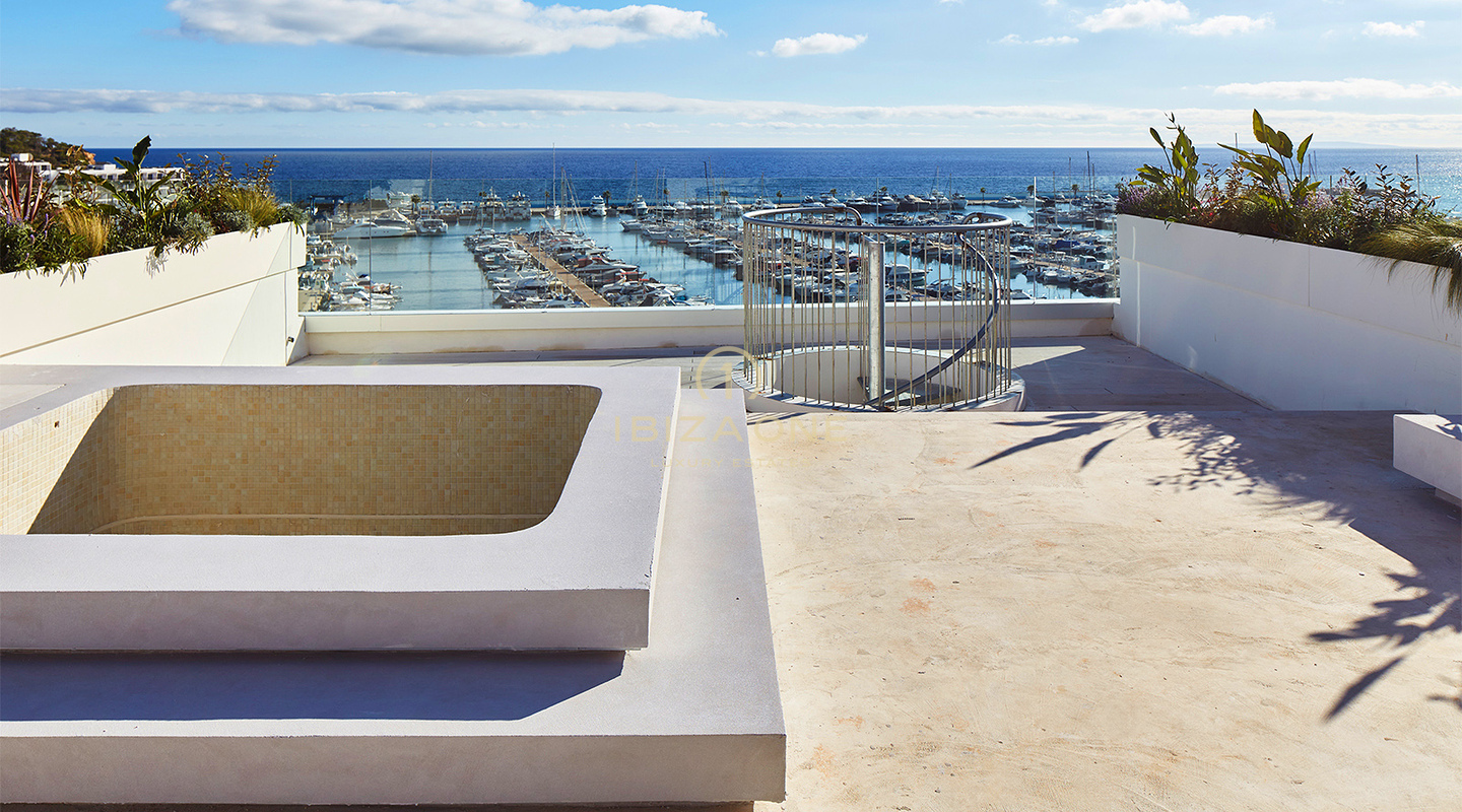 Apartamentos de superlujo en primera línea de mar con vistas panorámicas de 180° junto al puerto deportivo de Santa Eulalia en venta, Ibiza - precios desde 1,56 millones de euros hasta 2,4 millones de euros.