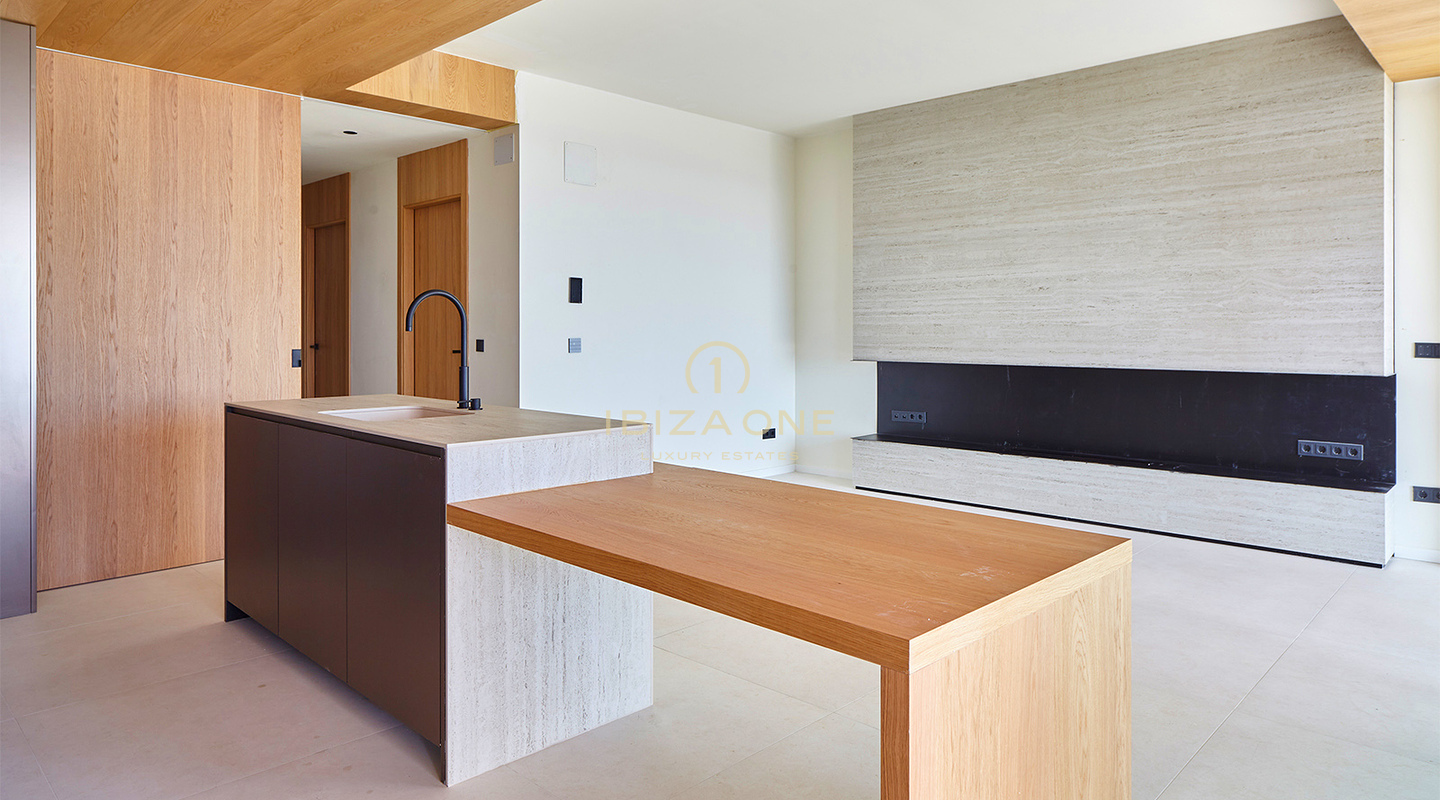 Apartamentos de superlujo en primera línea de mar con vistas panorámicas de 180° junto al puerto deportivo de Santa Eulalia en venta, Ibiza - precios desde 1,56 millones de euros hasta 2,4 millones de euros.