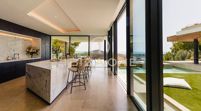 Brandneue, von SAOTA entworfene Luxusvilla mit spektakulärem Meerblick in Vista Alegre, Ibiza, zu verkaufen.
