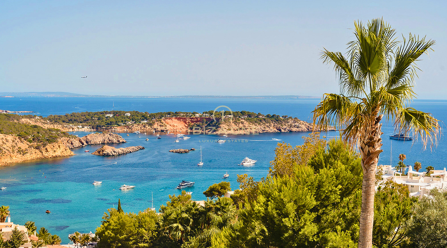 Gloednieuwe, door SAOTA ontworpen luxe villa met spectaculair uitzicht op zee te koop in Vista Alegre, Ibiza.