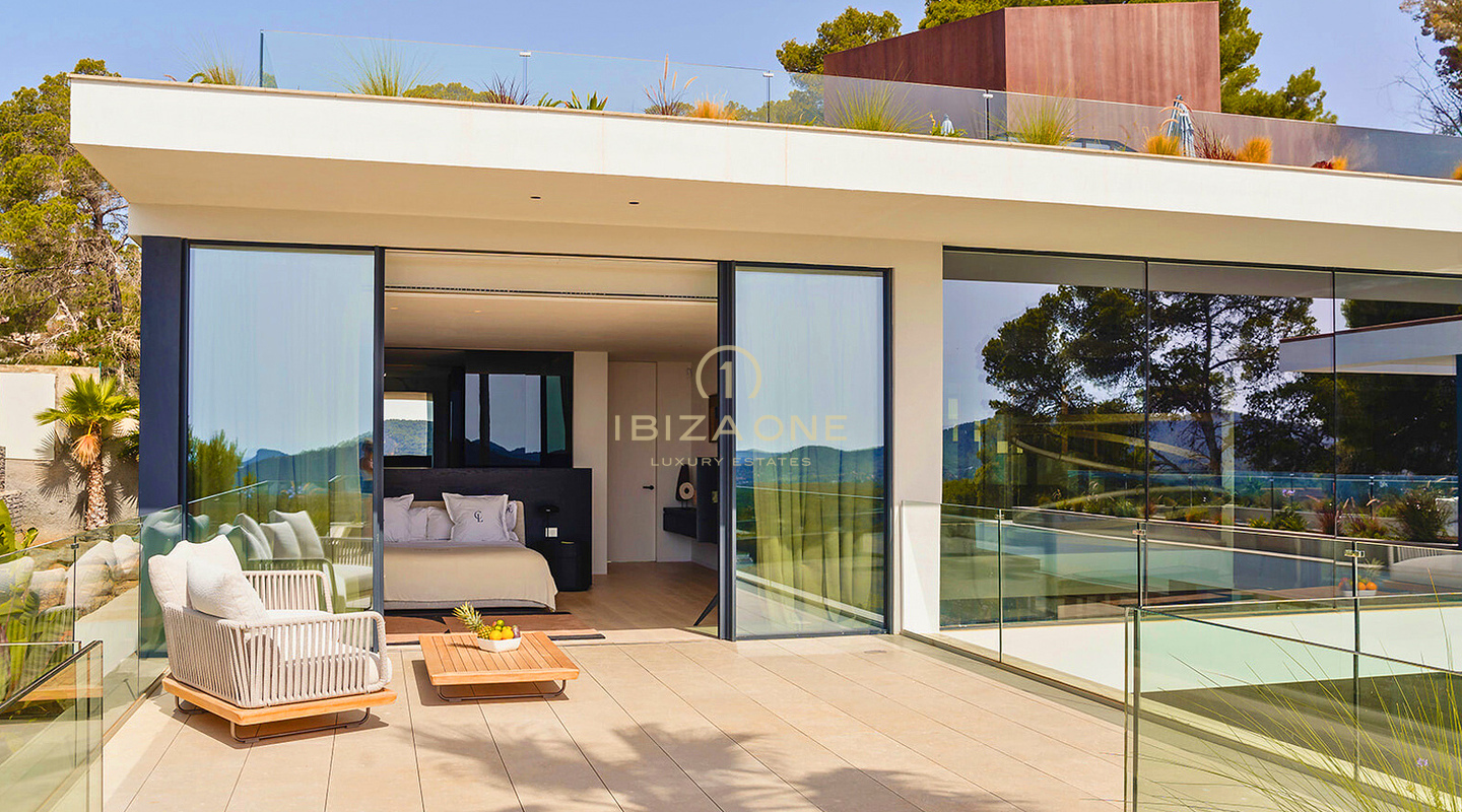 Villa de lujo a estrenar diseñada por SAOTA con espectaculares vistas al mar en venta en Vista Alegre, Ibiza.