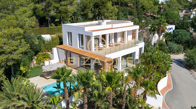 Villa de lujo de diseño a estrenar con vistas al mar, piscina privada y cocina Gaggenau en venta en Can Furnet, Ibiza.