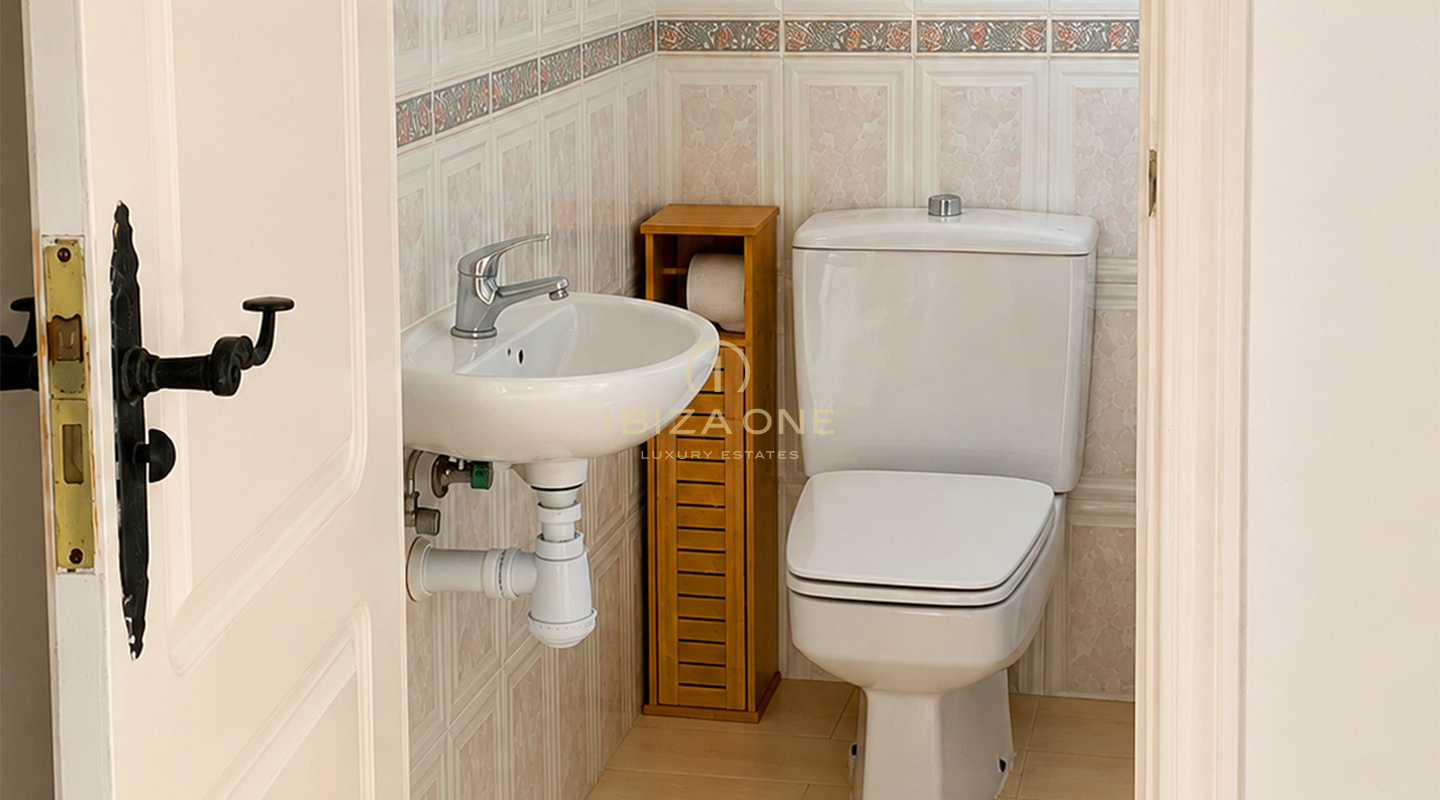 عقار خاص استثنائي بمساحة 10,800 متر مربع، يضم خمس غرف نوم بحمامات داخلية، ومنزل ضيافة مستقل، ومسبح، وشرفات بمساحة 400 متر مربع، معروض للبيع في بينيموسا، إيبيزا.