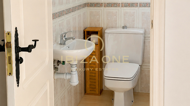 Продается великолепное частное поместье площадью 10 800 м² с пятью спальнями с ванными комнатами, отдельным гостевым домом, бассейном и террасами площадью 400 м² в Бенимуссе, Ибица.