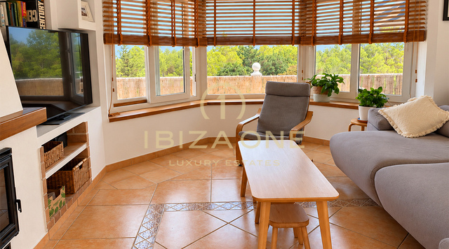 Excepcional finca privada de 10.800 m² con cinco habitaciones con baño privado, casa de huéspedes independiente, piscina y 400 m² de terrazas en venta en Benimussa, Ibiza.