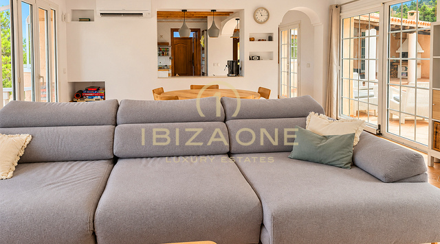 Uitzonderlijk privélandgoed van 10.800 m² met vijf slaapkamers met eigen badkamer, een apart gastenverblijf, een zwembad en 400 m² aan terrassen te koop in Benimussa, Ibiza.