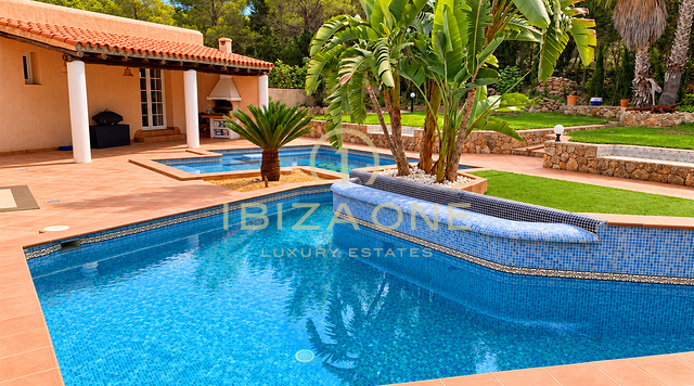 Uitzonderlijk privélandgoed van 10.800 m² met vijf slaapkamers met eigen badkamer, een apart gastenverblijf, een zwembad en 400 m² aan terrassen te koop in Benimussa, Ibiza.