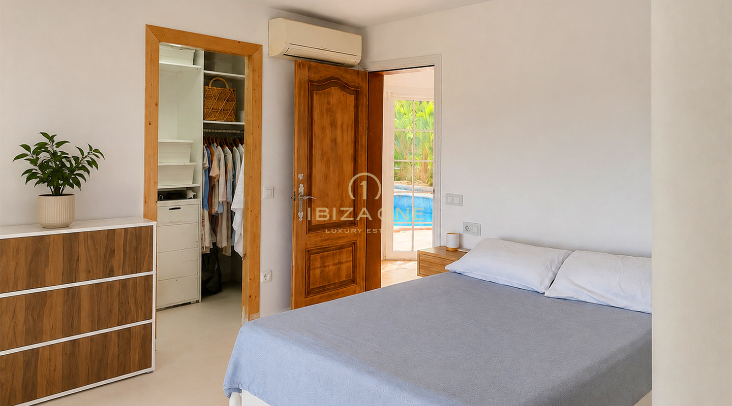 Excepcional finca privada de 10.800 m² con cinco habitaciones con baño privado, casa de huéspedes independiente, piscina y 400 m² de terrazas en venta en Benimussa, Ibiza.