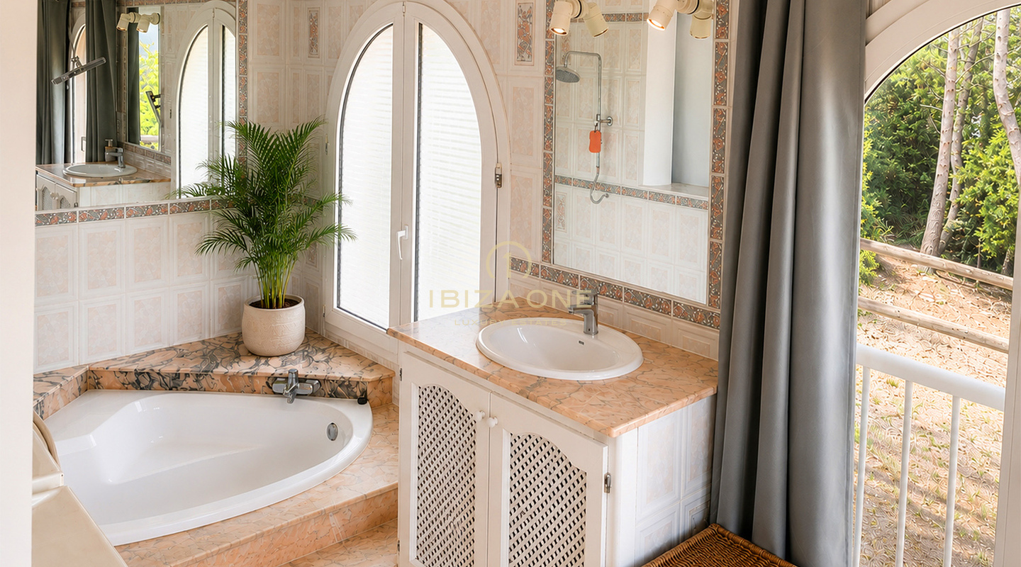 Excepcional finca privada de 10.800 m² con cinco habitaciones con baño privado, casa de huéspedes independiente, piscina y 400 m² de terrazas en venta en Benimussa, Ibiza.